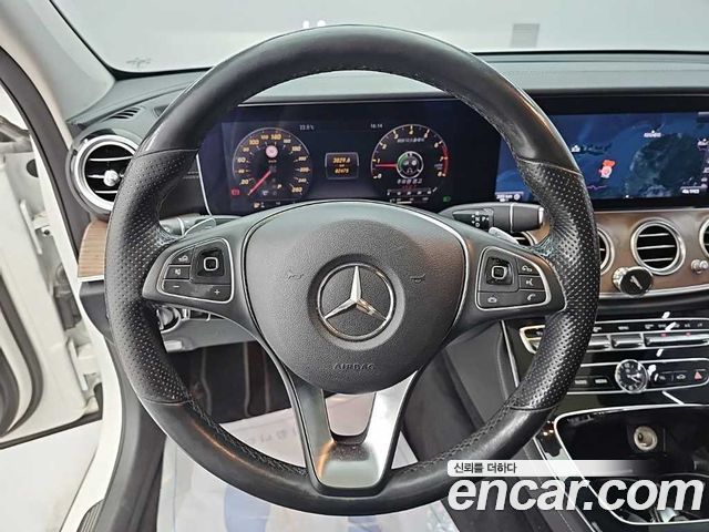 Mercedes-Benz E-Class 2017 — photo 9