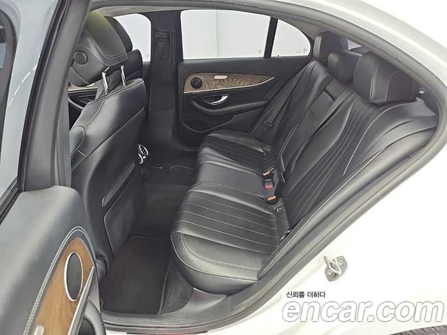 Mercedes-Benz E-Class 2017 — photo 12
