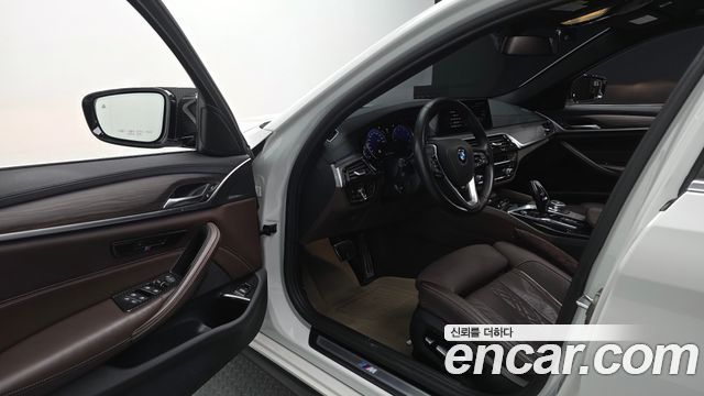 BMW 5-Series 2018 — photo 13