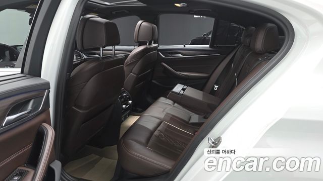 BMW 5-Series 2018 — photo 17