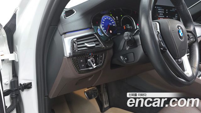 BMW 5-Series 2018 — photo 19