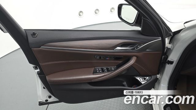BMW 5-Series 2018 — photo 14