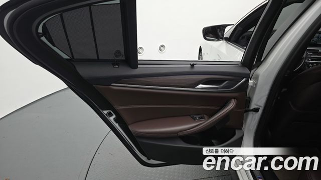 BMW 5-Series 2018 — photo 15
