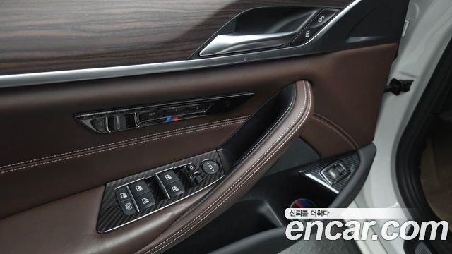 BMW 5-Series 2018 — photo 27