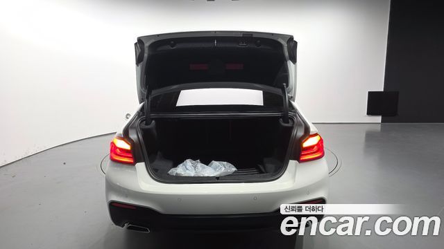 BMW 5-Series 2018 — photo 30