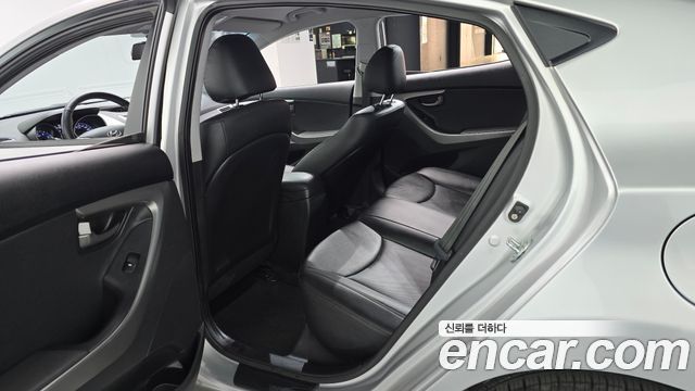 Hyundai AVANTE 2014 — photo 17