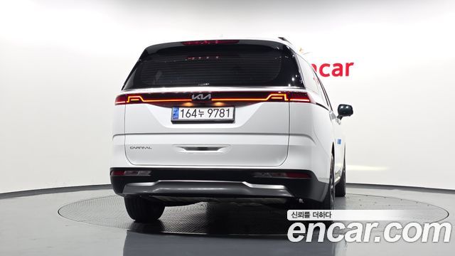 Kia Canival 2023 — photo 4