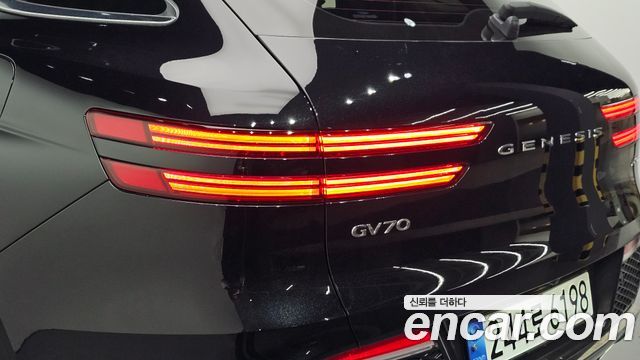 Genesis GV70 2023 — photo 9