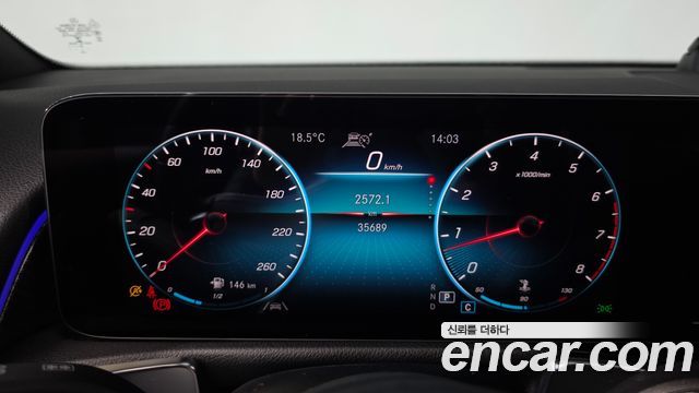 Mercedes-Benz GLB-Class 2021 — photo 11