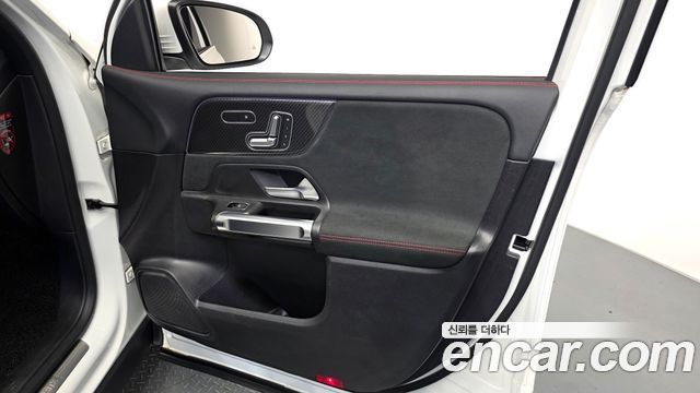 Mercedes-Benz GLB-Class 2021 — photo 14