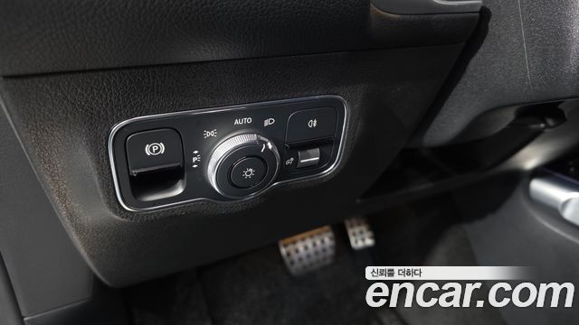 Mercedes-Benz GLB-Class 2021 — photo 28