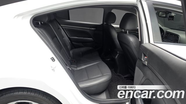 Hyundai AVANTE 2018 — photo 11