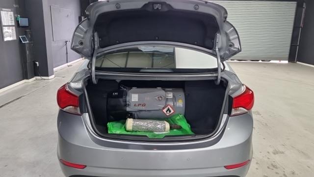 Hyundai AVANTE 2015 — photo 12