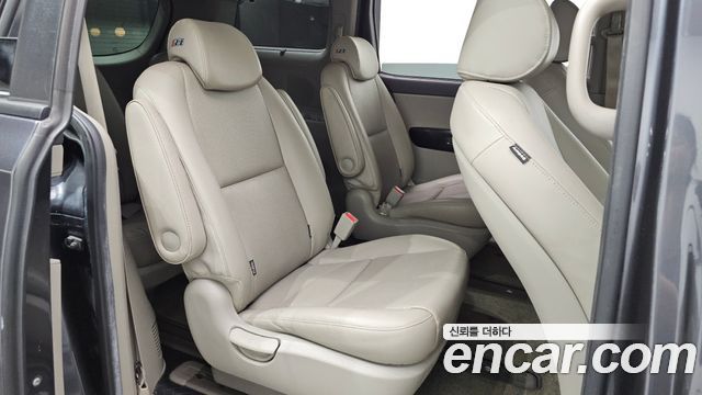 Kia Canival 2015 — photo 17