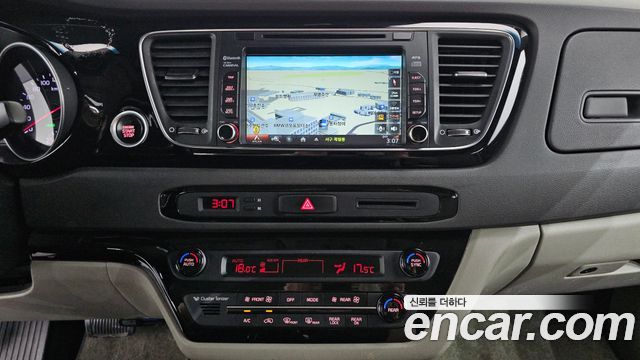 Kia Canival 2015 — photo 18