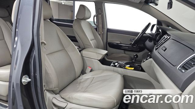 Kia Canival 2015 — photo 24