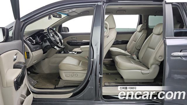 Kia Canival 2015 — photo 25