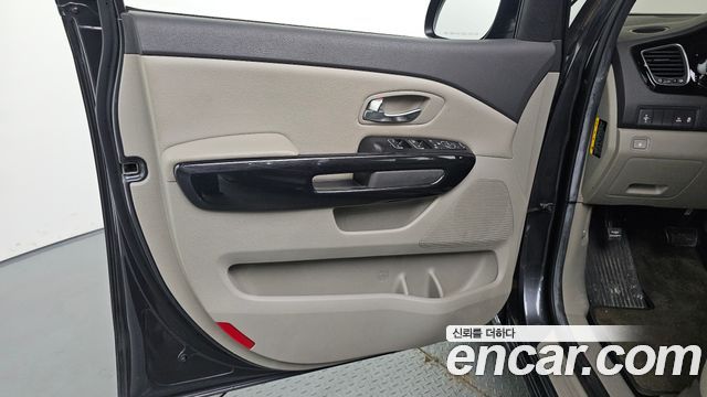 Kia Canival 2015 — photo 14