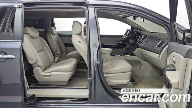 Kia Canival 2015 — photo 16