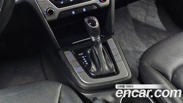 Hyundai AVANTE 2018 — photo 12