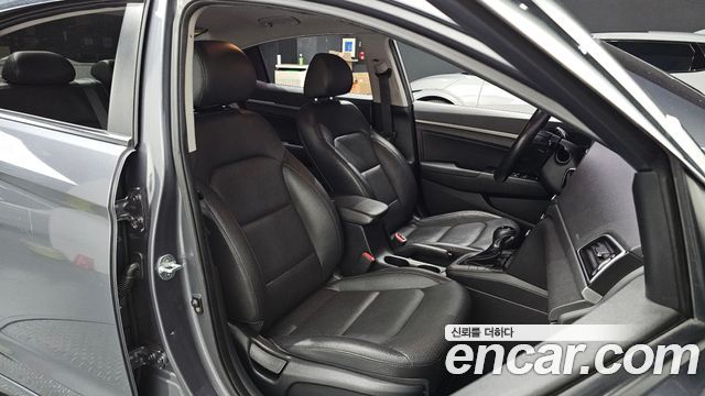 Hyundai AVANTE 2018 — photo 13