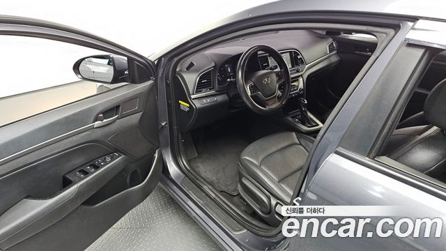 Hyundai AVANTE 2018 — photo 17