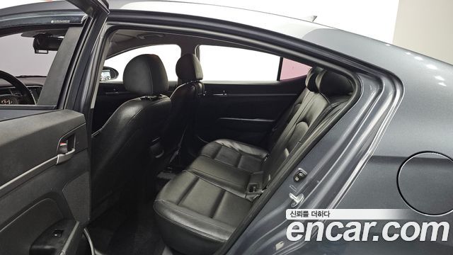 Hyundai AVANTE 2018 — photo 18