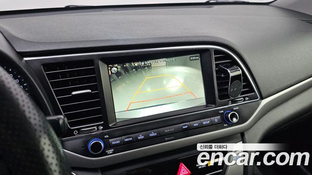 Hyundai AVANTE 2018 — photo 24