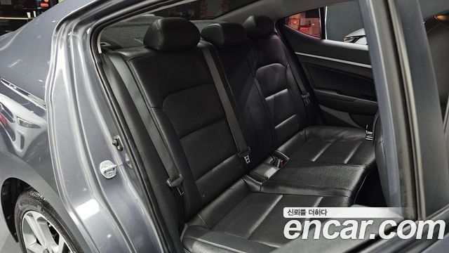 Hyundai AVANTE 2018 — photo 16