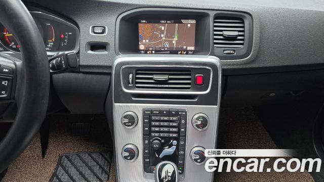 Volvo S60 2017 — photo 16