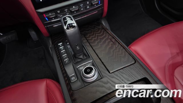 Maserati Quattroporte 2022 — photo 12