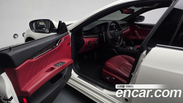 Maserati Quattroporte 2022 — photo 13