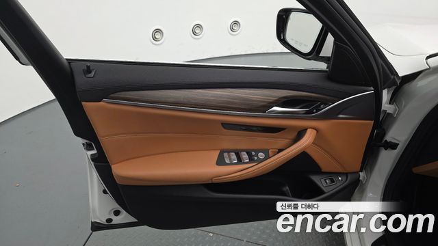 BMW 5-Series 2020 — photo 14