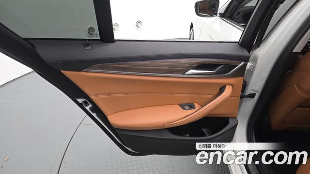 BMW 5-Series 2020 — photo 15