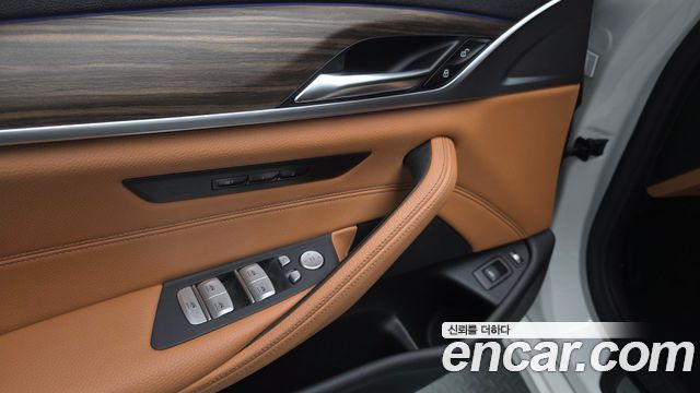 BMW 5-Series 2020 — photo 27