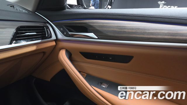 BMW 5-Series 2020 — photo 28