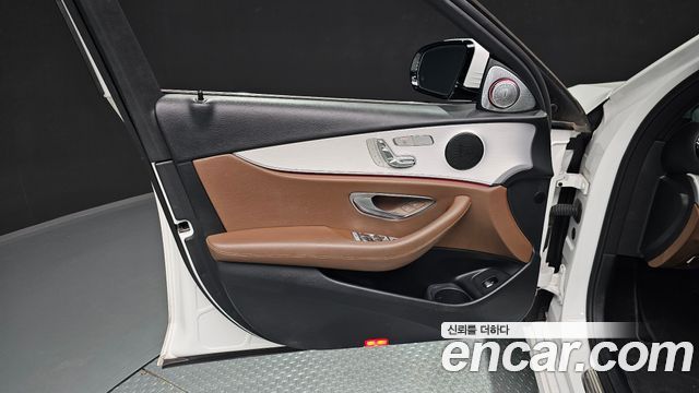 Mercedes-Benz E-Class 2021 — photo 14
