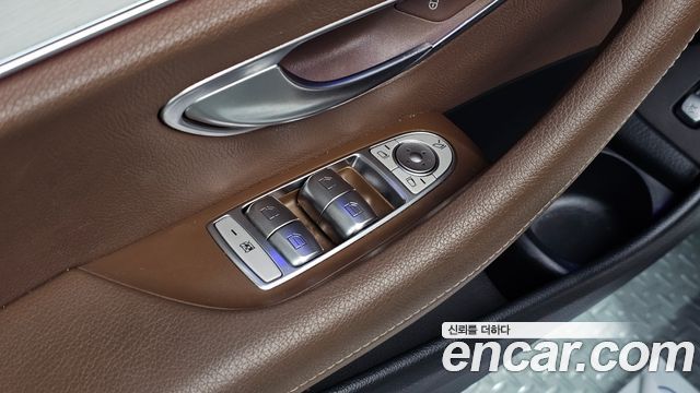Mercedes-Benz E-Class 2021 — photo 32