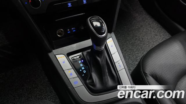 Hyundai AVANTE 2017 — photo 9