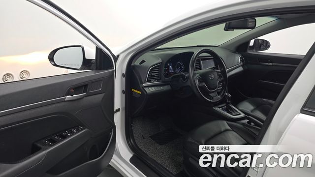 Hyundai AVANTE 2017 — photo 10