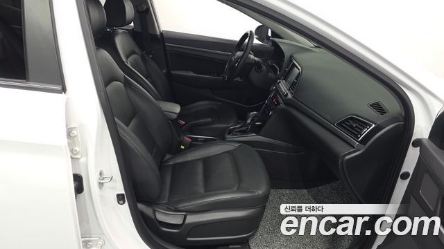 Hyundai AVANTE 2017 — photo 11