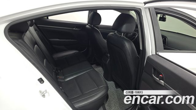 Hyundai AVANTE 2017 — photo 12