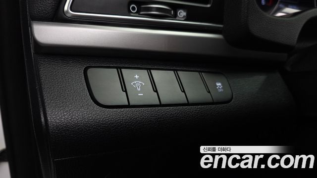 Hyundai AVANTE 2017 — photo 18