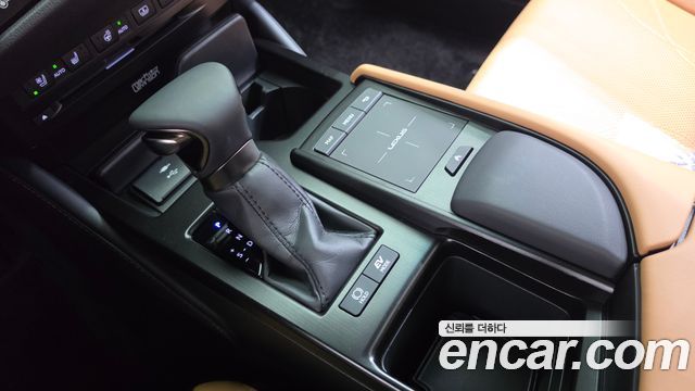 Lexus ES 2022 — photo 12