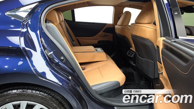 Lexus ES 2022 — photo 17