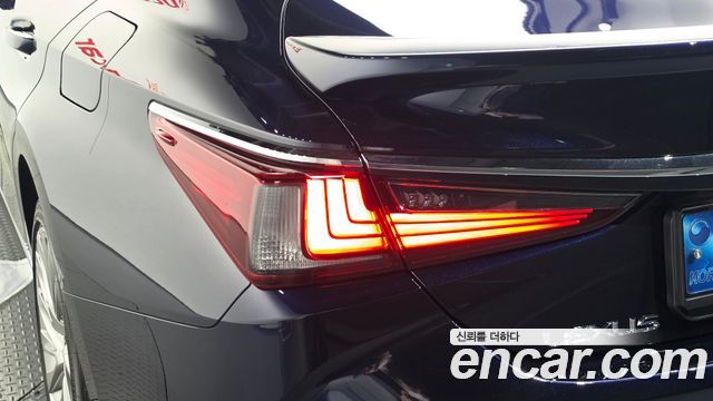 Lexus ES 2022 — photo 9