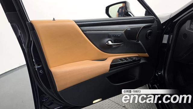 Lexus ES 2022 — photo 14