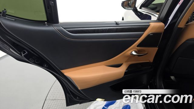 Lexus ES 2022 — photo 15