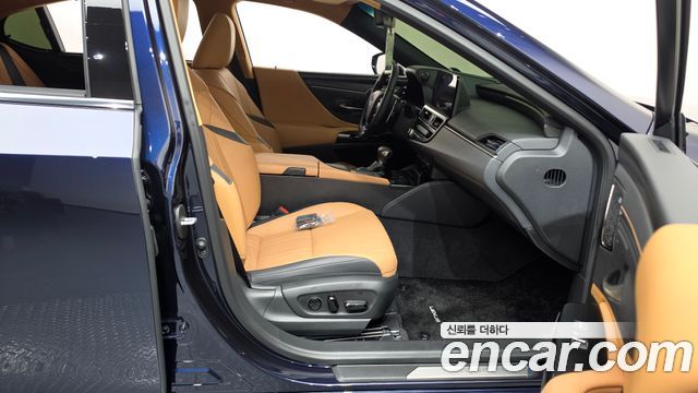 Lexus ES 2022 — photo 16