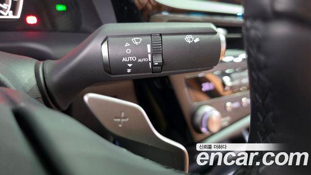 Lexus ES 2022 — photo 29